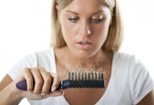 علل و راه های درمان ریزش مو در زنان 